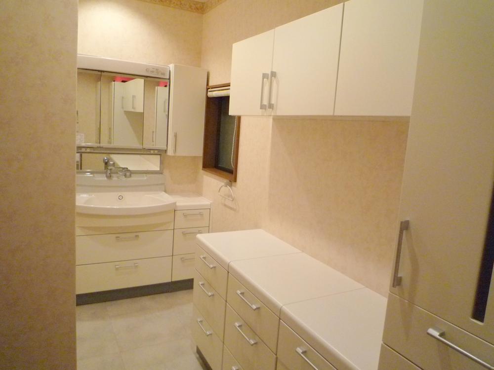 Wash basin, toilet. Spacious basin dressing room