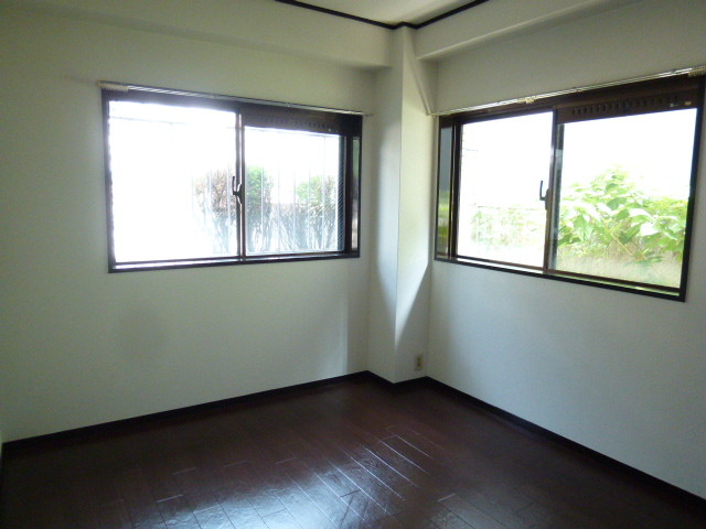 Other room space. Day is good