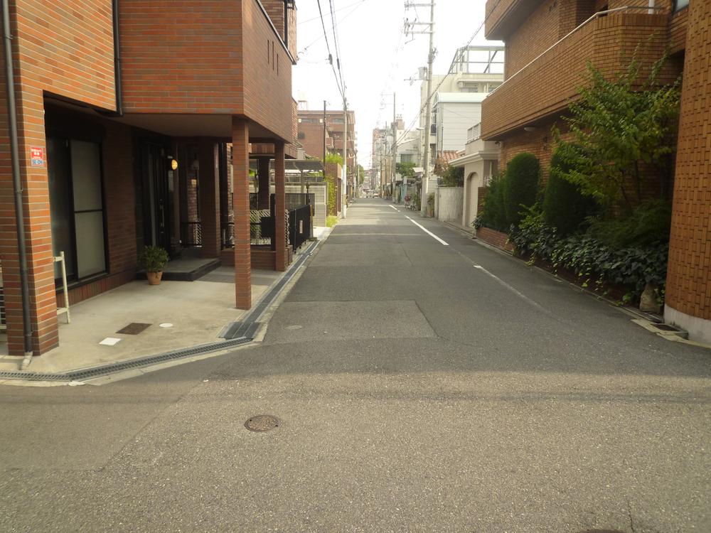 Local photos, including front road. Is a corner lot of road width 5.4m × 5.4m.