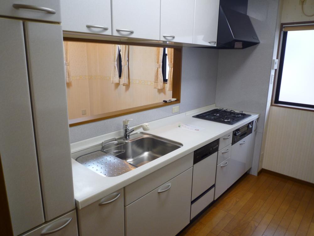 Kitchen. White is the kitchen, which was the keynote. With dish washing and drying machine.