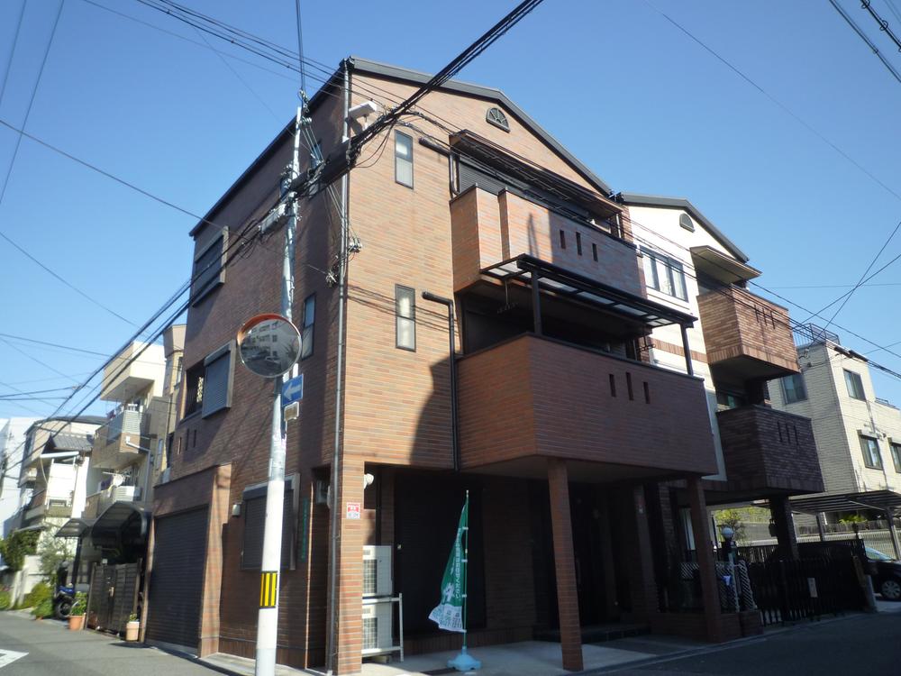 Local appearance photo. It is the appearance of the brick tile tone. Southwest corner lot of road width 5.4m × 5.4m.