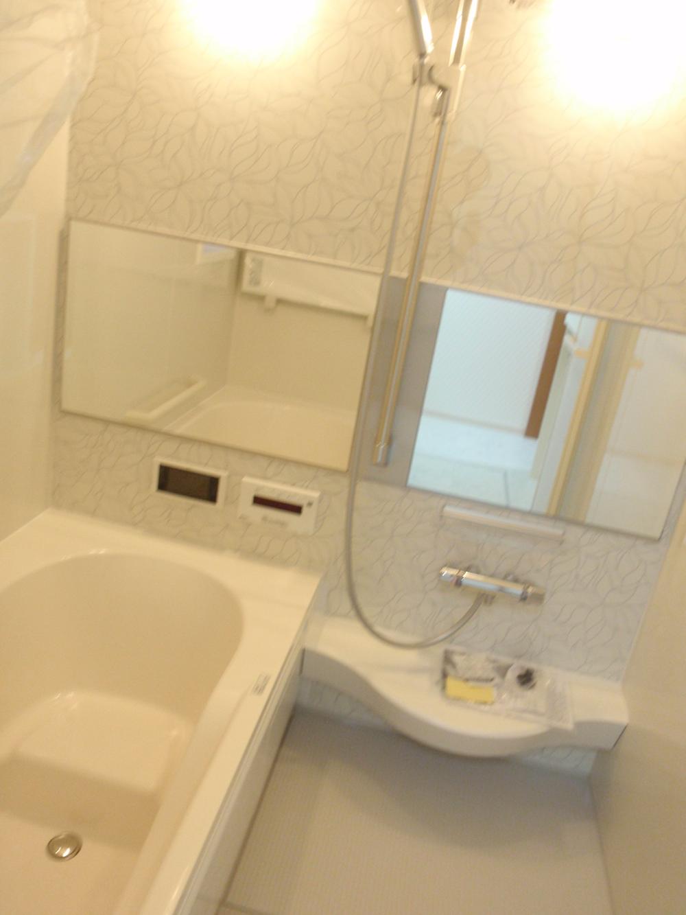 Model house photo. Bus photo