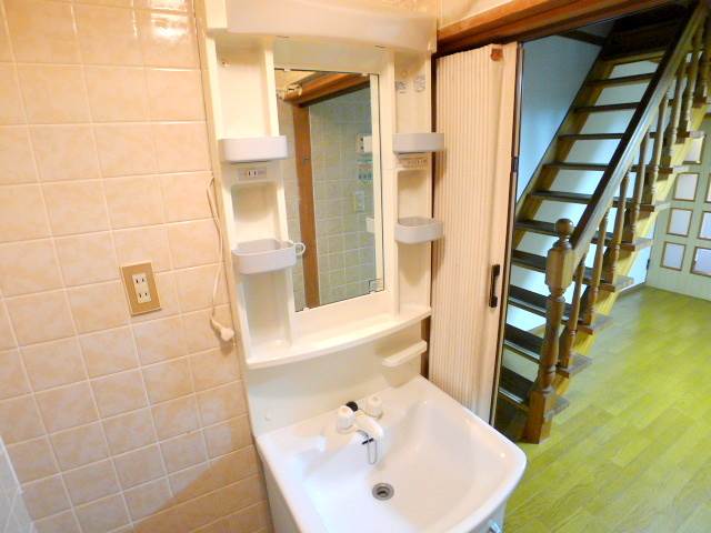 Washroom. Independent wash basin