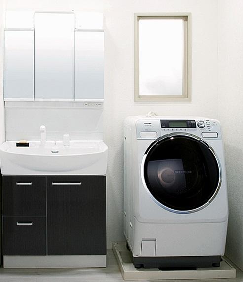 Wash basin, toilet. Nice usability