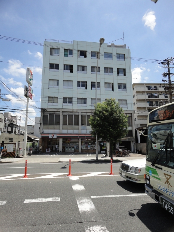 Convenience store. Seven-Eleven Osaka prince-cho 1-chome to (convenience store) 336m