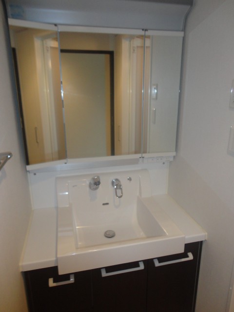 Washroom. Three-sided mirror