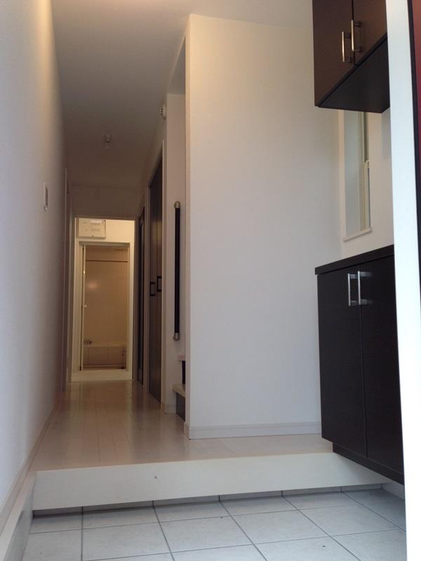 Entrance. It finished in the cool feel of the white base