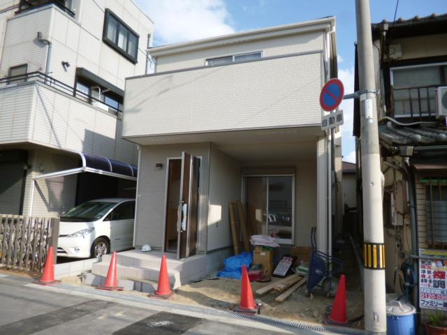 Local photos, including front road. Local (12 May 2013) shooting Building 3