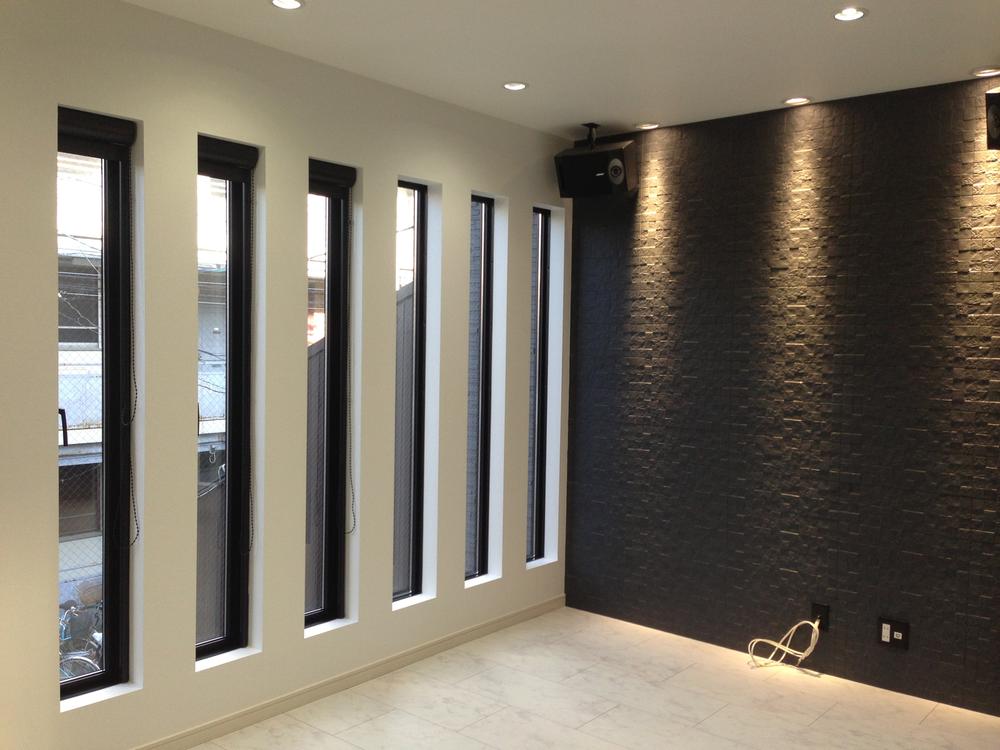 Living. With BOSE speakers ・ Wall tiling