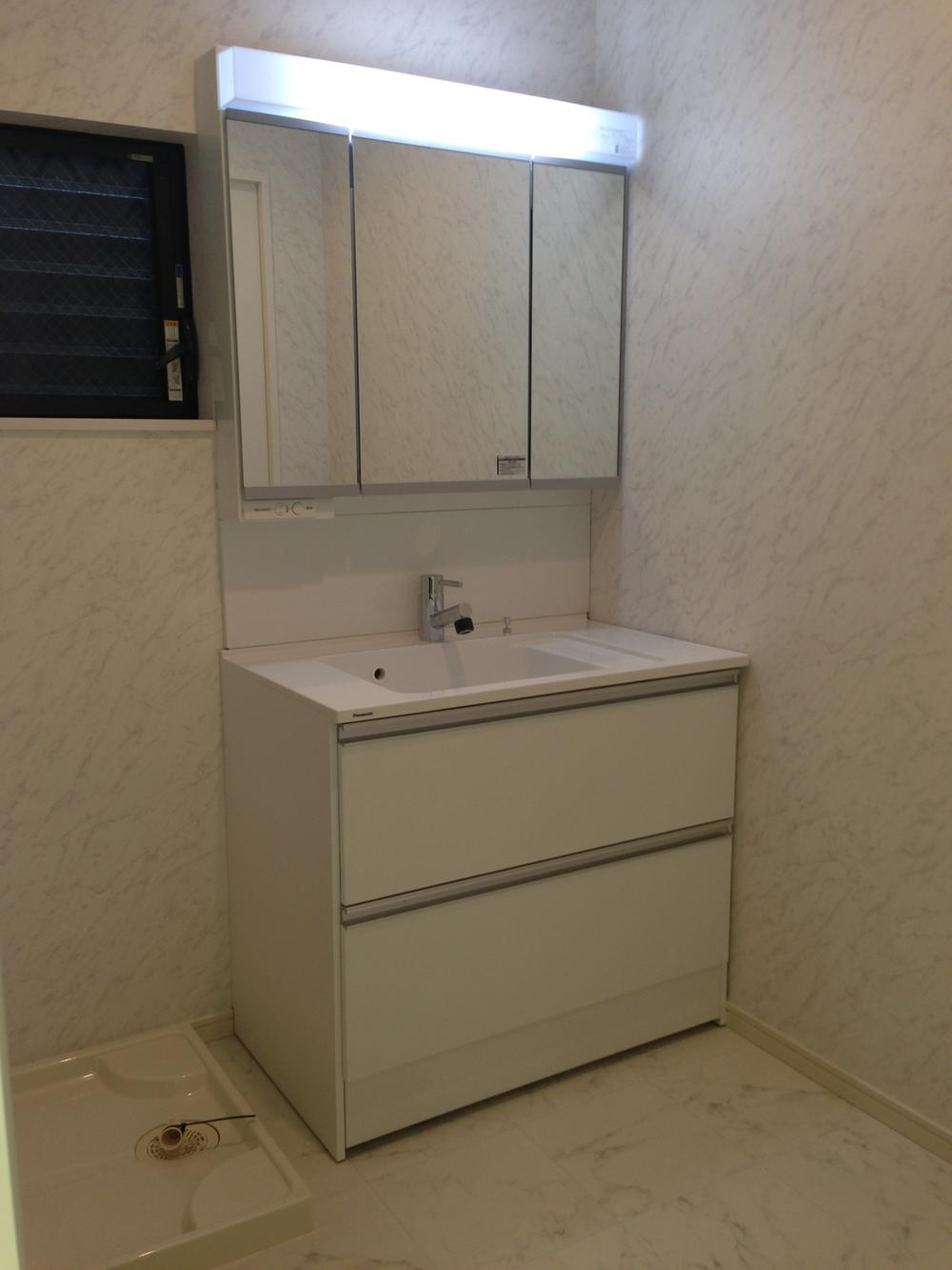 Wash basin, toilet. It is 900 type of basin wide