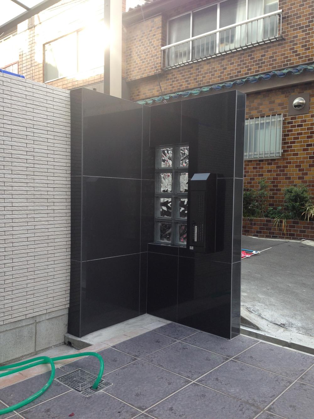 Same specifications photos (appearance). Adopt a tile to post porch. It has become to finish classy