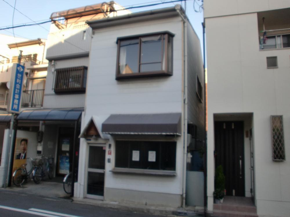 Local appearance photo. Local (12 May 2013) Shooting