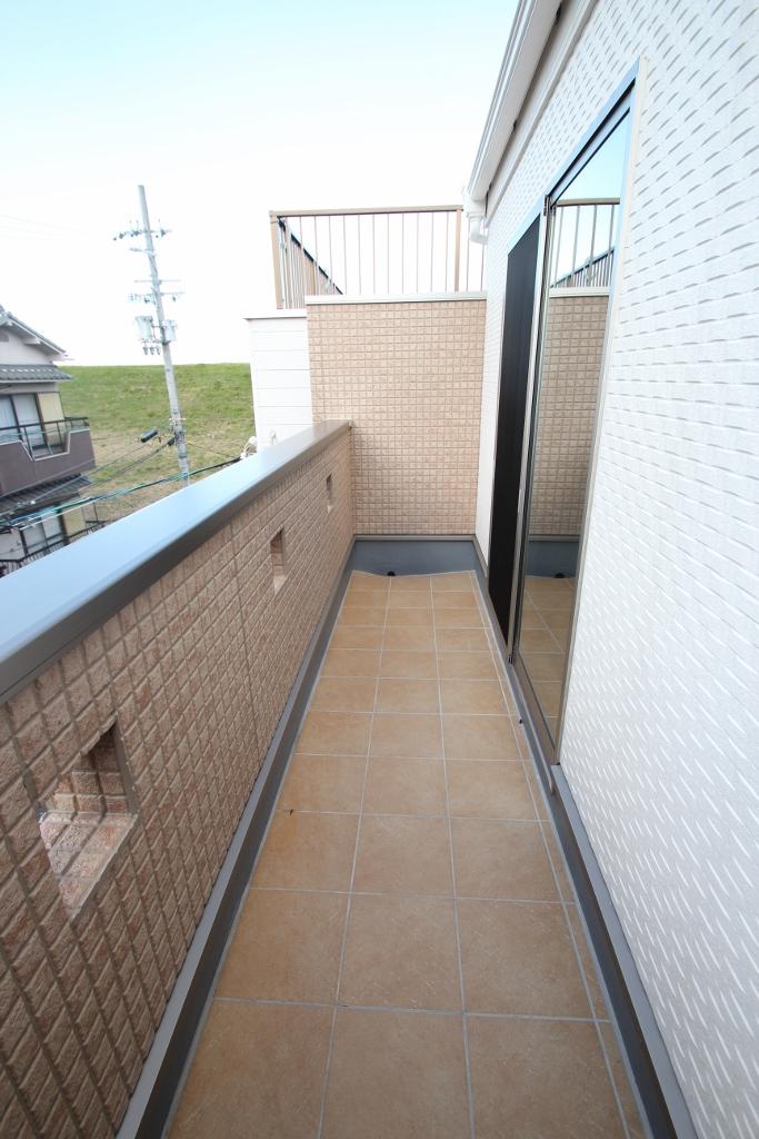 Balcony. Green dry riverbed will come into your eyes from the balcony.