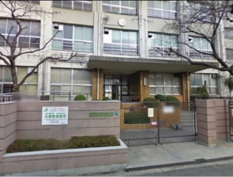 Primary school. Smiling mom dad in within walking distance of 454m school until the Osaka Municipal Uchindai Elementary School