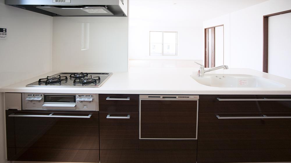 Kitchen. Tableware and cooking utensils can be refreshing storage, Good kitchen space of the waste without usability of home appliances and trash fits perfect!