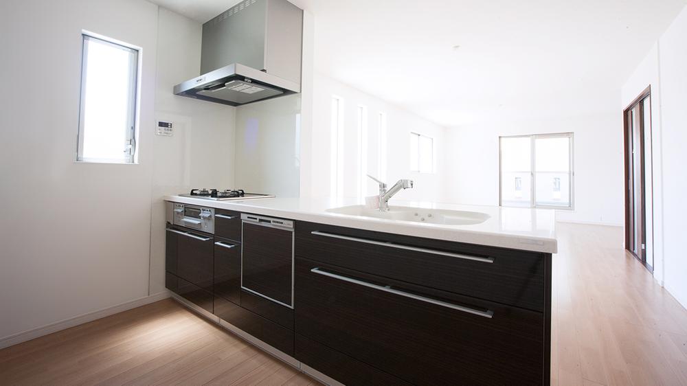 Kitchen. There is no partition in the kitchen and dining, You can enjoy a conversation with a family in the very sense of openness.