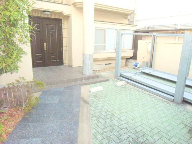 Entrance. It is a mechanical parking