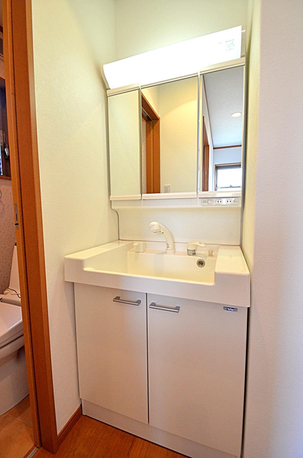 Wash basin, toilet. Indoor (April 2013) Shooting