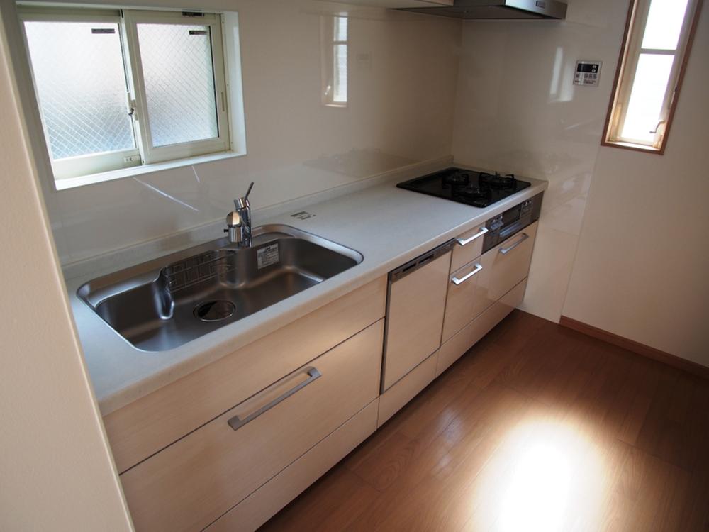 Kitchen. Indoor (June 2013) shooting stand-alone kitchen. To protect the wife of the private space.