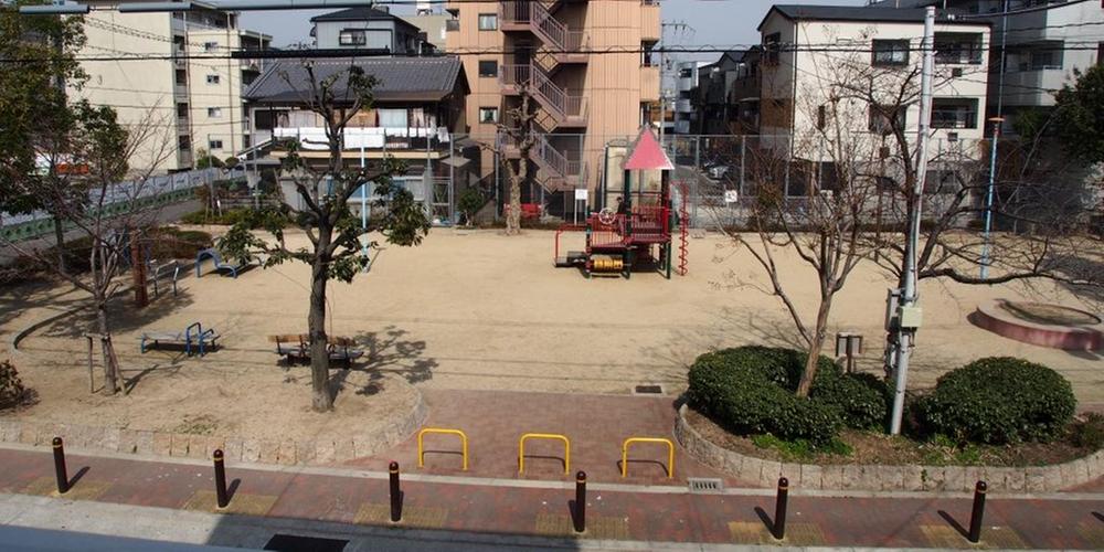 View photos from the dwelling unit. View from the site (June 2013) park which is visible from the shooting window.