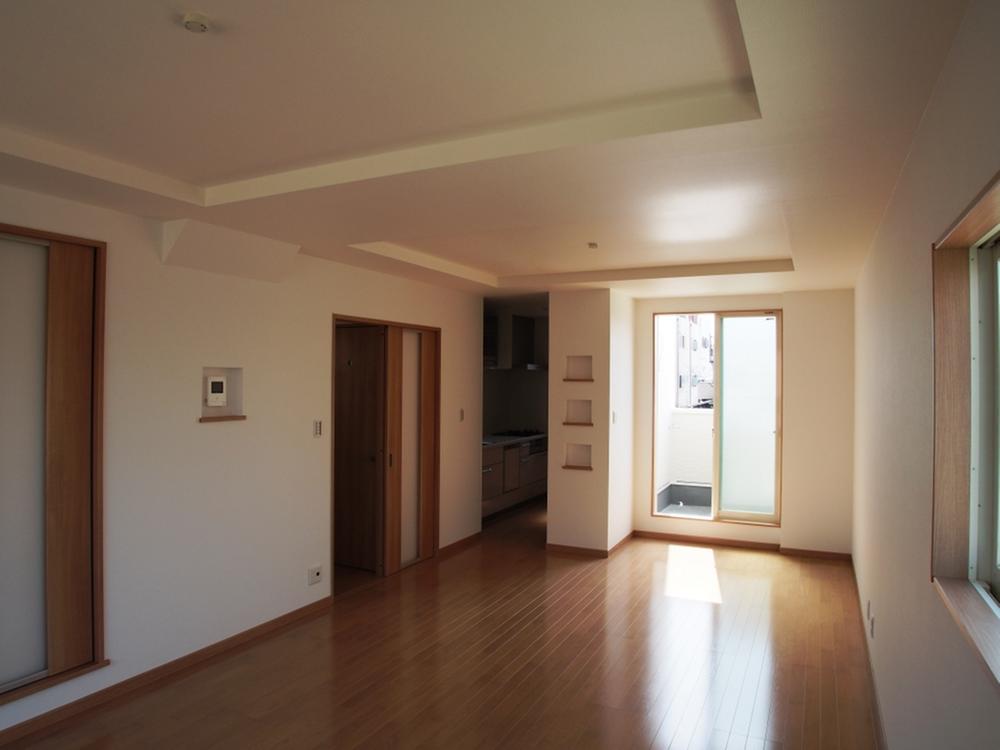 Living. Indoor (June 2013), spacious living room of shooting 18 quires. Green visible from windows that heals the day-to-day.
