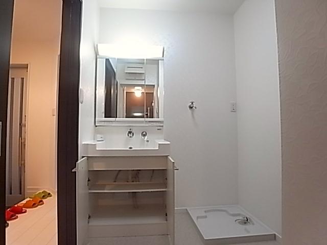 Wash basin, toilet. Wash basin