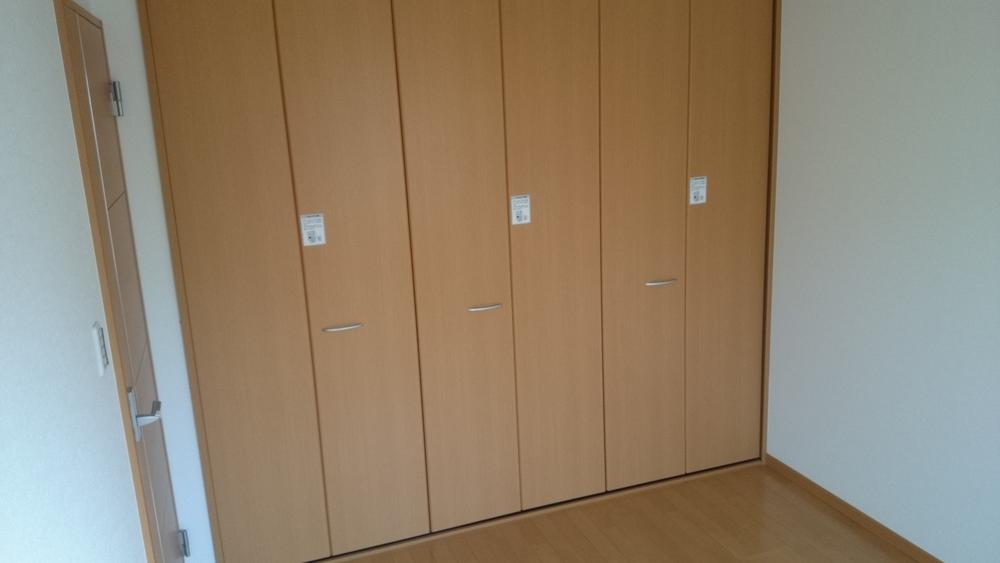 Non-living room. Storage lot! Please have a look at the local also other rooms.