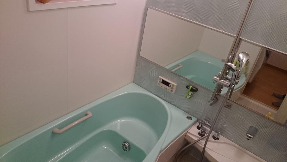 Bathroom. Barrier-free was also thought bathtub. Here it is also very beautiful in the kitchen and the same color.