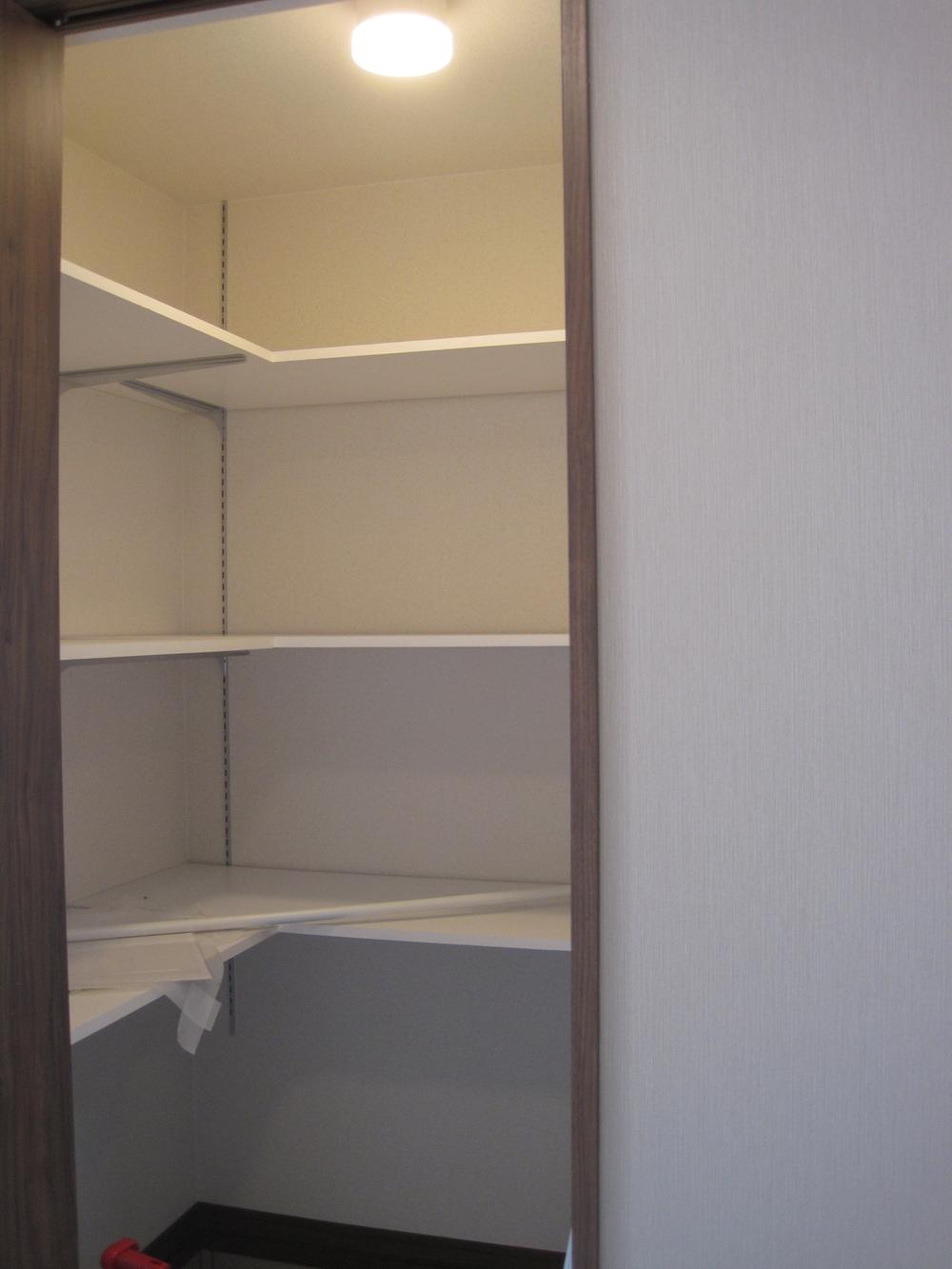 Building plan example (introspection photo). High storage capacity shoes cloak