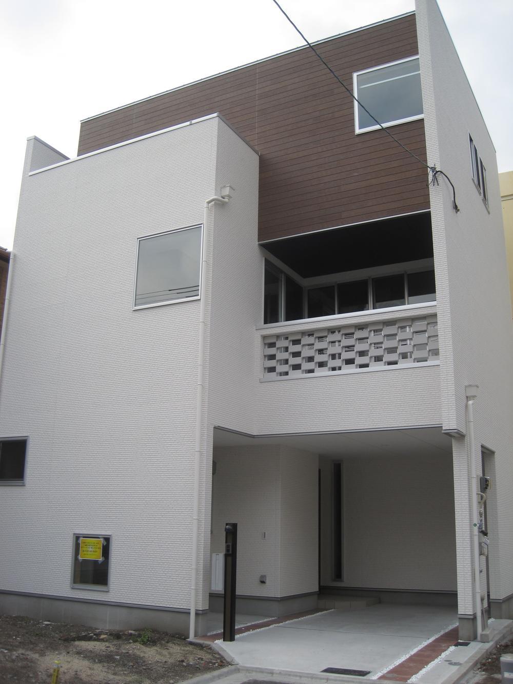 Model house photo. Directing the grace and elegant is the outer wall of the brick-like.