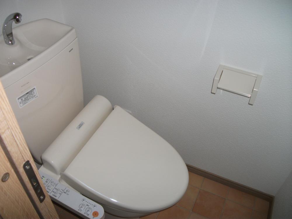 Toilet.  ◆ toilet