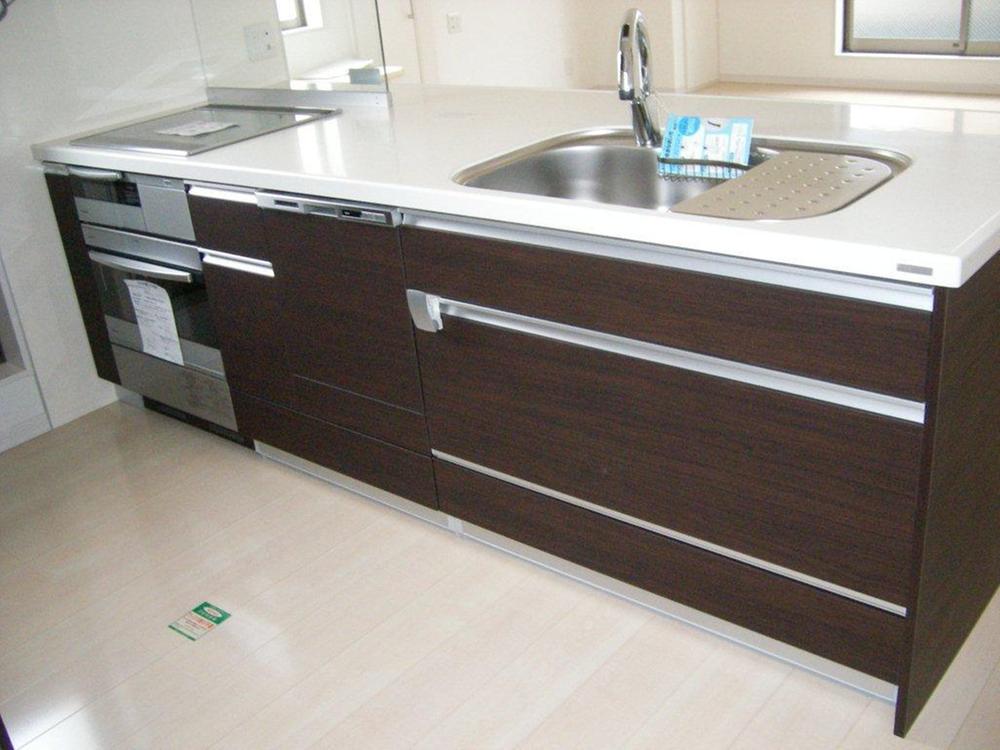 Building plan example (introspection photo). Easy-to-use face-to-face counter kitchen, Convenient faucet of all-in-one, Small dishwasher is standard worry of rough hand