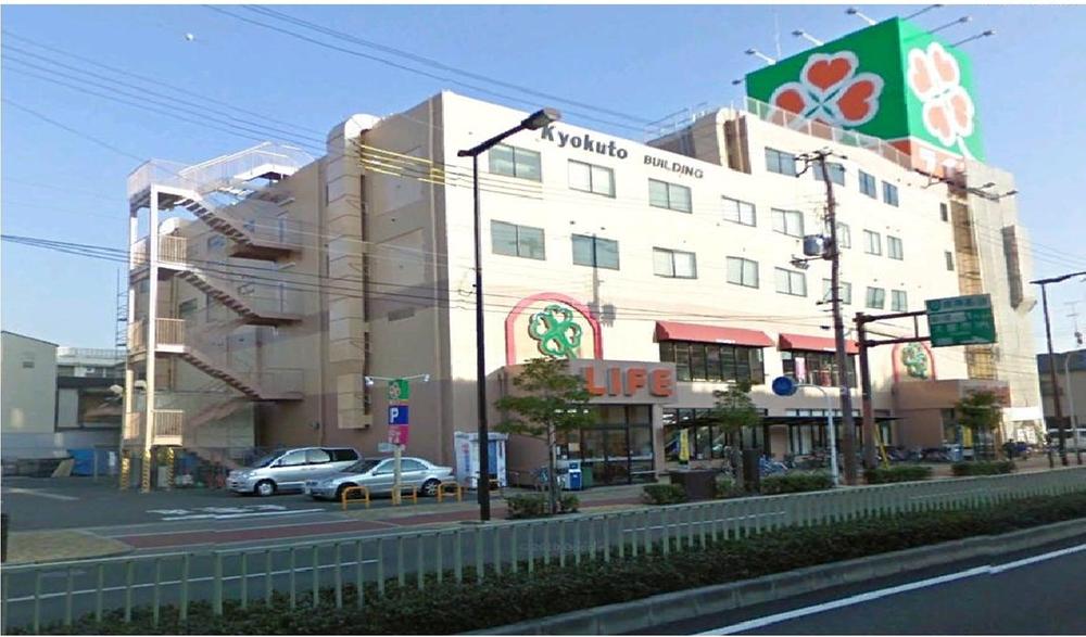 Supermarket. Supermarkets and shopping mall is nearby.