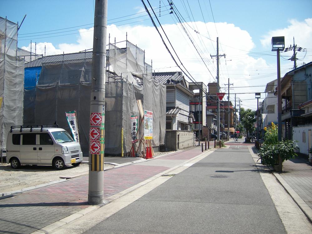 Local photos, including front road. Open is spacious roads and sidewalks! A quiet residential area to a station near ・ Life convenient location.