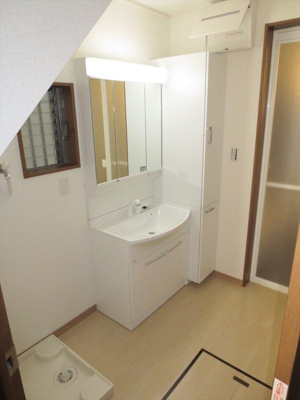 Wash basin, toilet