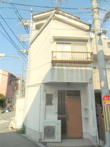 Local appearance photo. It is a store with housing