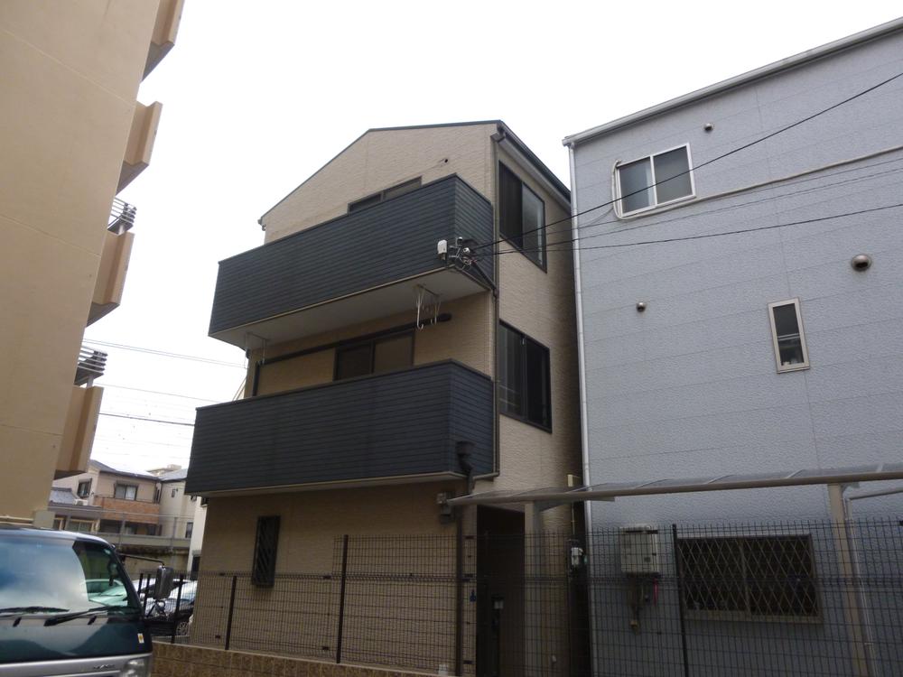 Local appearance photo. Local (12 May 2013) shooting is still new building no better than the building