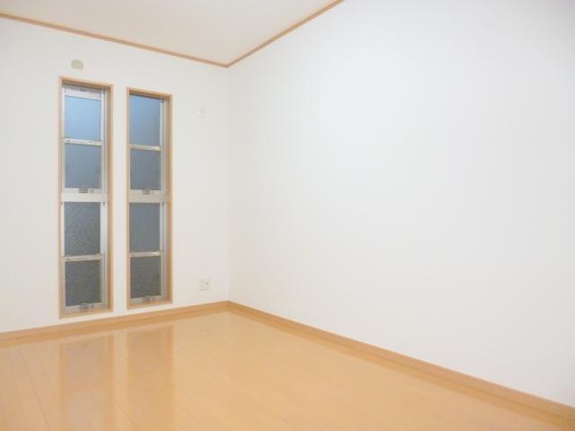 Non-living room. It is with lighting equipment