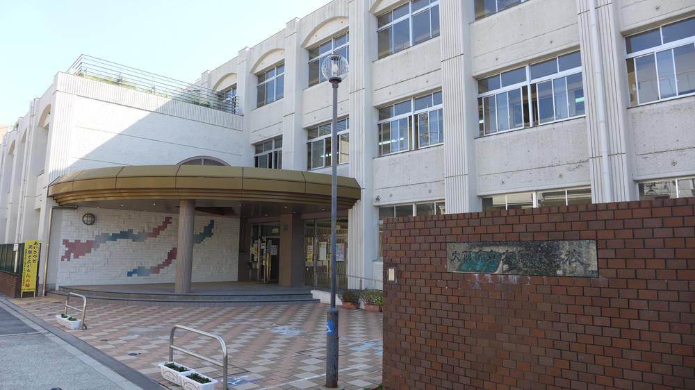 Primary school. 600m to Omiya elementary school