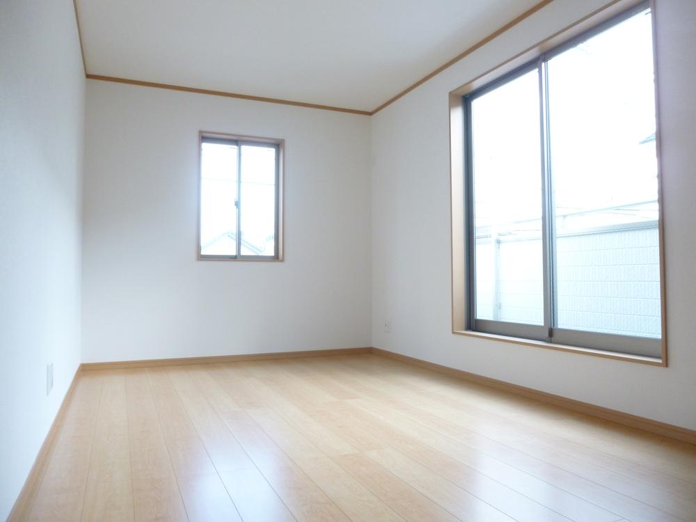 Non-living room. It is very bright because the light enters from two sides!