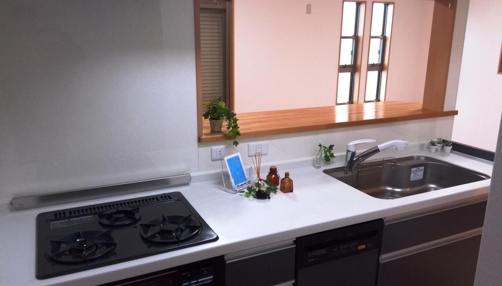 Kitchen. Face-to-face kitchen to enjoy a conversation while cooking