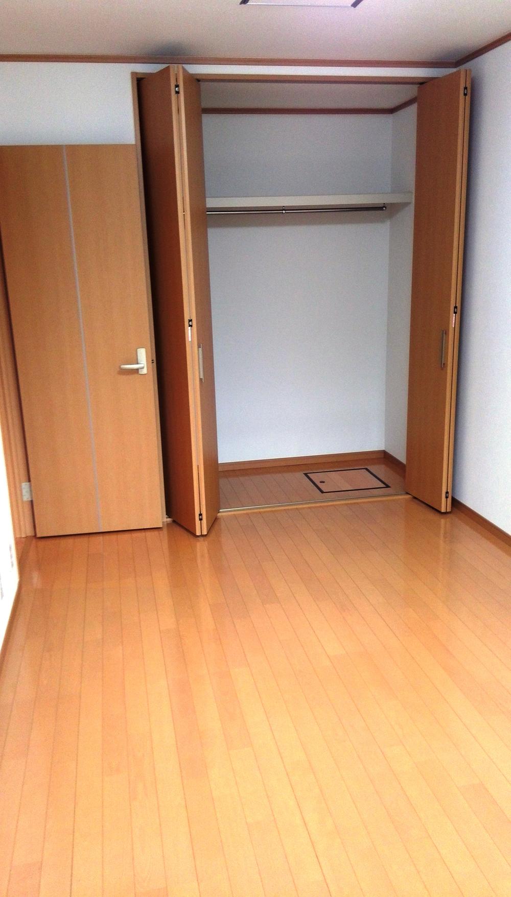 Non-living room. First floor Western-style room is also bright