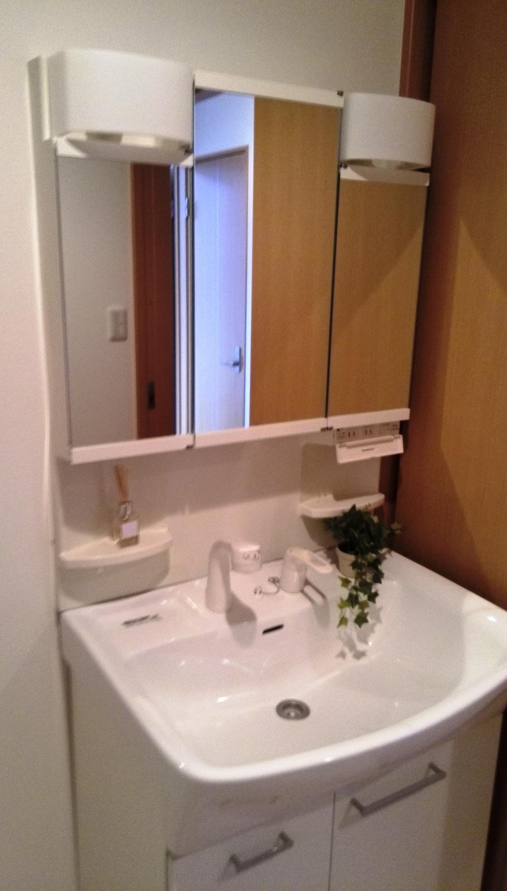 Wash basin, toilet. Shower basin. It is useful in a busy morning