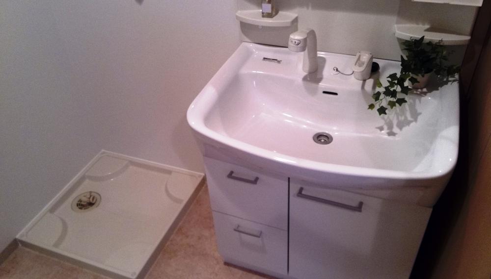 Wash basin, toilet. Bathroom next to the washing machine, It is environment-friendly and economical.