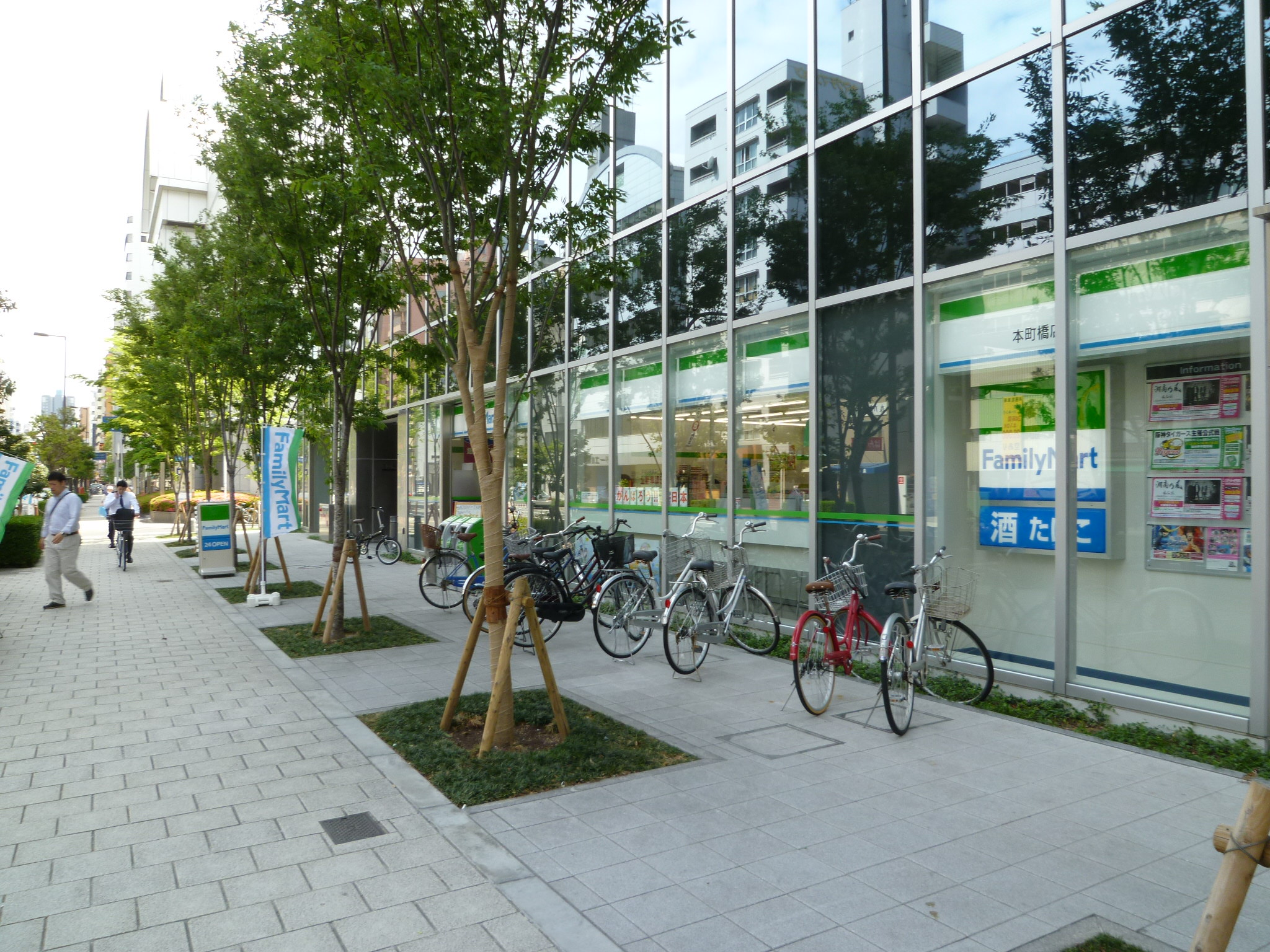 Convenience store. FamilyMart Honmachibashi store up (convenience store) 161m