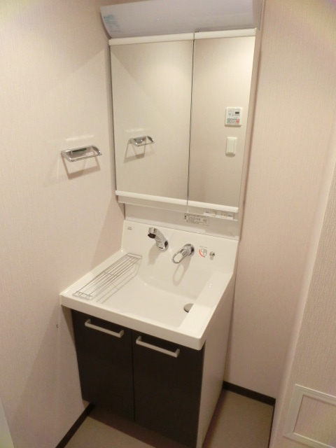 Washroom. Wash basin