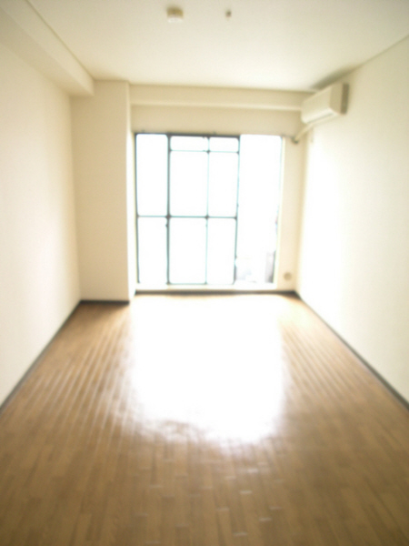 Living and room. 201