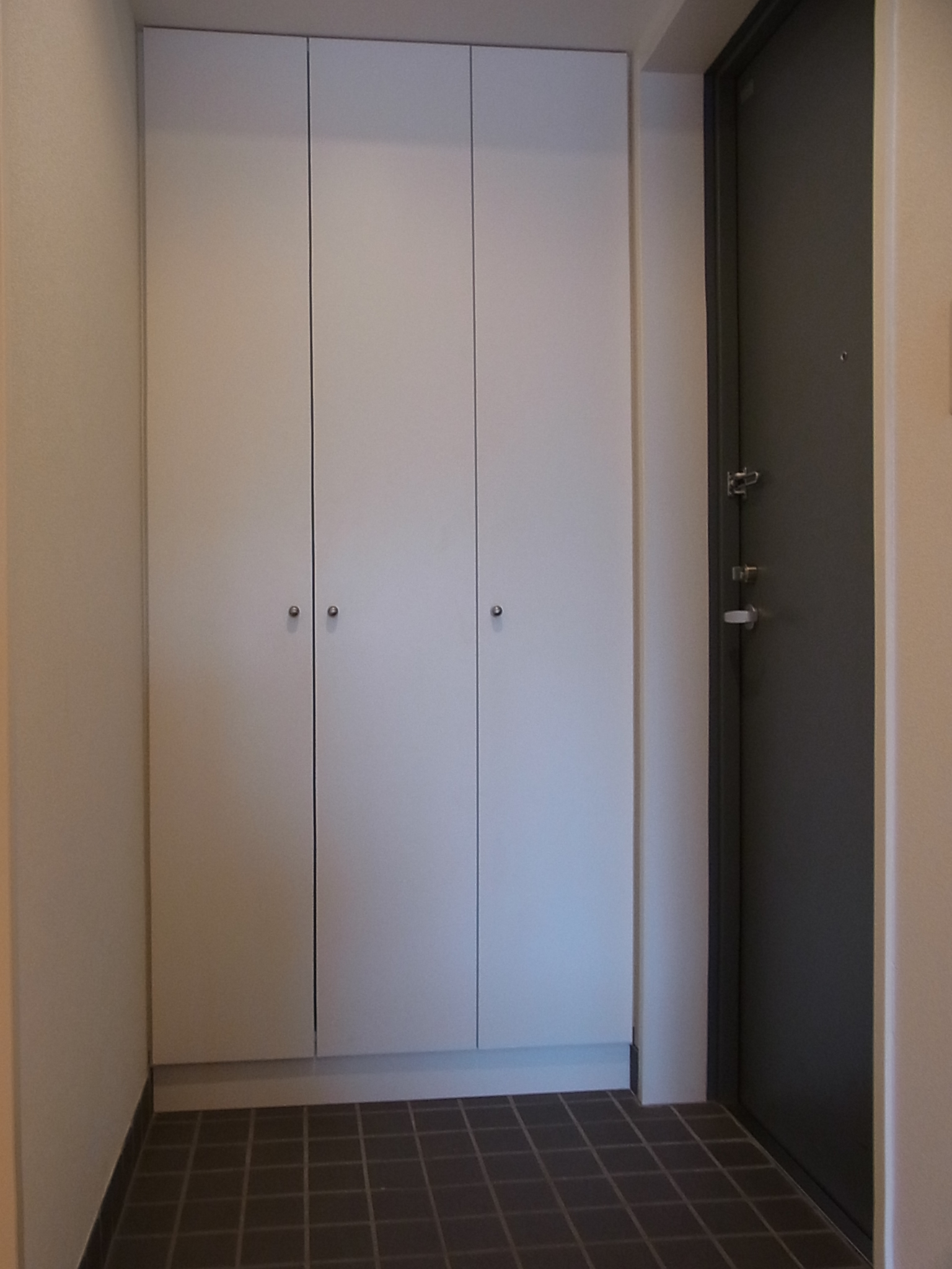 Entrance. Shoe box
