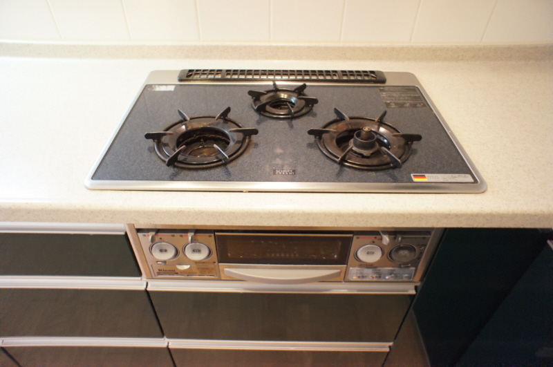 Kitchen. 3-neck gas stove