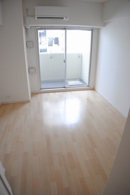 Living and room. Western-style 6.7 Pledge Day is also good room. 